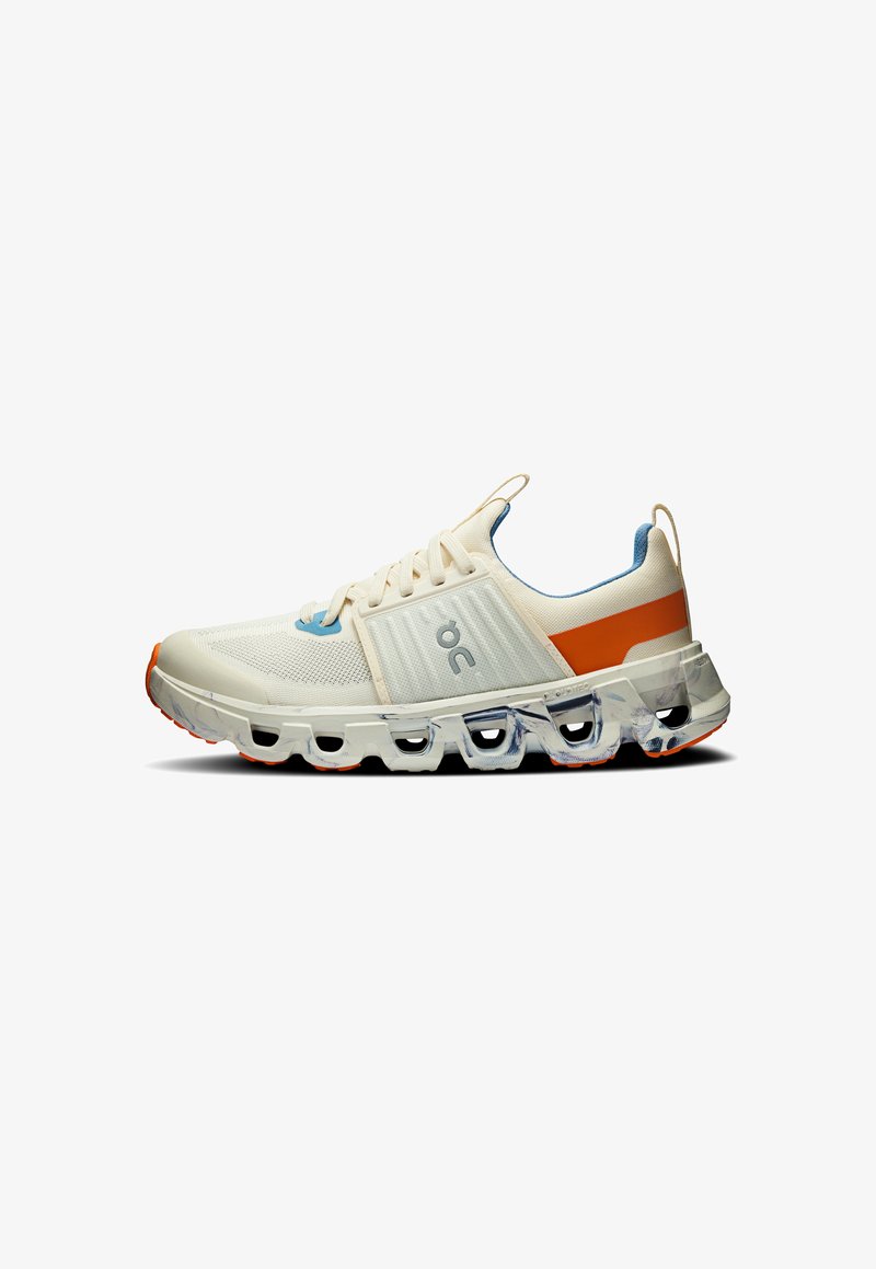 Chaussure de course avec une tige en maille blanche respirante, des accents bleu clair, un détail orange sur le talon et une semelle coussinée distinctive.