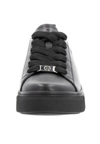 Baskets en cuir noir avec semelle en caoutchouc noir texturé, embout rond et Lacets plats noirs. Logo argenté en accent sur la zone des lacets.