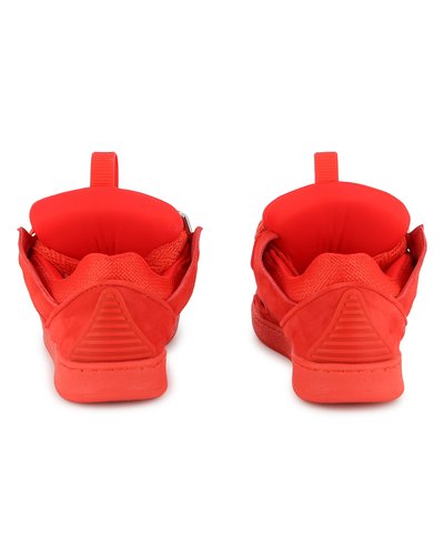 Baskets en daim rouge avec accents en mesh, dotées de languettes au talon, d'une semelle en caoutchouc texturée et de détails de design triangulaires sur le talon.