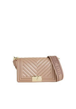Borsa a tracolla rettangolare beige trapuntata con chiusura dorata e ampio cinturino in tessuto con la scritta in rilievo "MARC ELLIS" nello stesso beige.