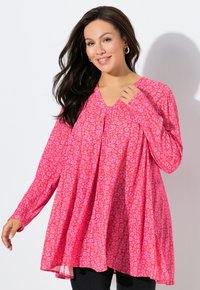 Růžová halenka s dlouhým rukávem, květinovým vzorem, výstřihem do V a volným střihem s plisováním. Vyrobena z lehké látky, navržena pro pohodlí.