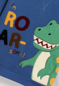 Felpa blu con un grafico di un dinosauro verde. Presenta testo ricamato multicolore: "Sono ROAR-stupendo!" Tessuto morbido con accenti di design giocosi.