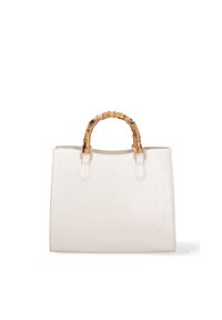 Borsa in pelle bianca con finitura testurizzata, dotata di manico in bambù e dettagli in hardware dorato. Forma rettangolare con bordi angolari.