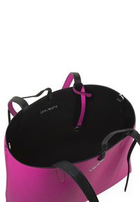 Bolso tote de cuero rosa con acentos texturizados negros. Cuenta con dos asas superiores y un interior abierto con un logotipo. Diseño suave y estructurado.