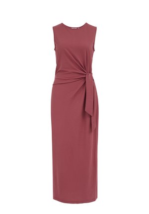 Mouwloze midi-jurk in stoffige rozentint met ronde halslijn en een knoopdetail aan de zijkant dat een zachte plooi creëert op een aansluitend silhouet.