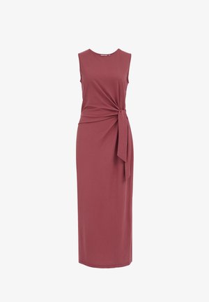Robe midi sans manches rose poudré avec encolure ronde et détail de nœud sur le côté créant un drapé léger sur une silhouette ajustée.