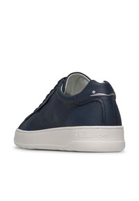 Sneaker in pelle blu navy con superficie testurizzata, suola in gomma bianca e logo discreto sul tallone. Presenta punta rotonda e design con lacci.