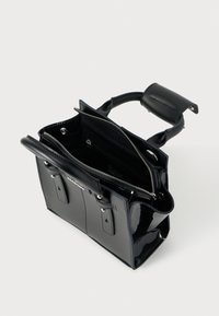 Μαύρη τσάντα χειρός από δερματίνη με διπλές λαβές, κλείσιμο με φερμουάρ και εσωτερικές θήκες. Δομημένο σχήμα με ομαλή, γυαλιστερή υφή.
