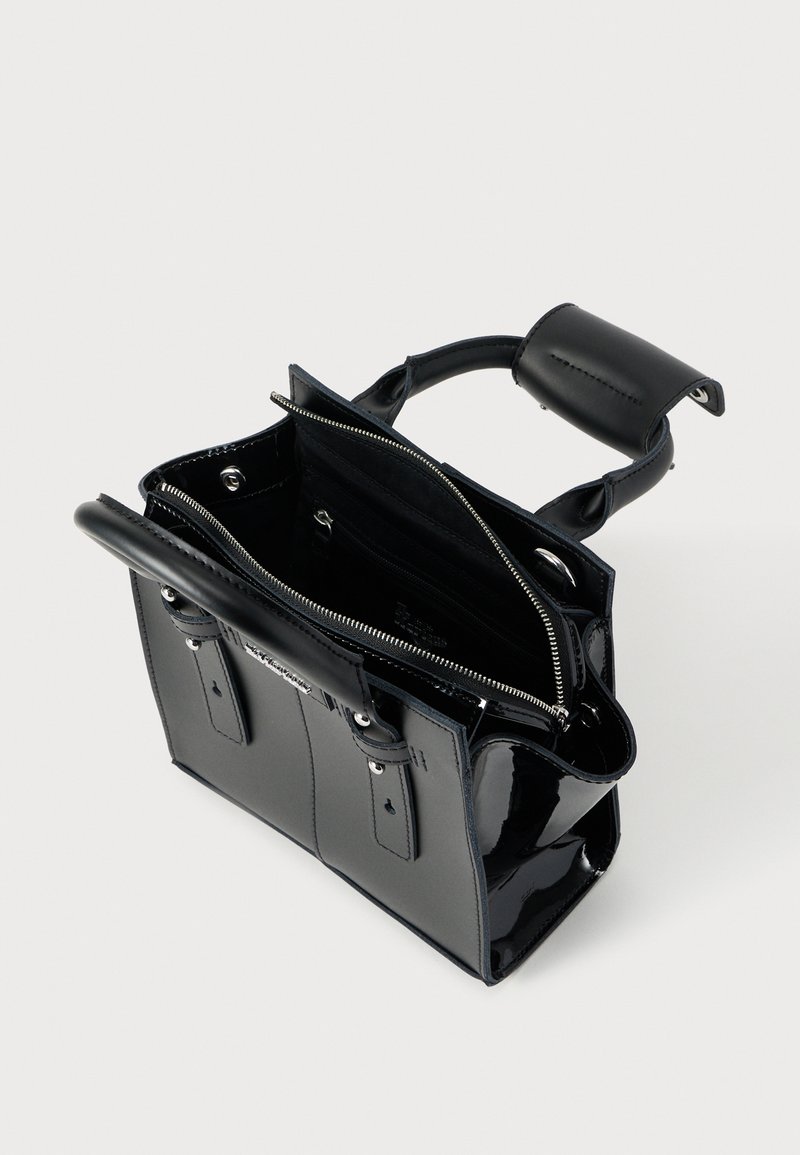 Sac à main en cuir verni noir avec deux poignées supérieures, fermeture éclair et poches intérieures. Forme structurée avec une texture lisse et brillante.