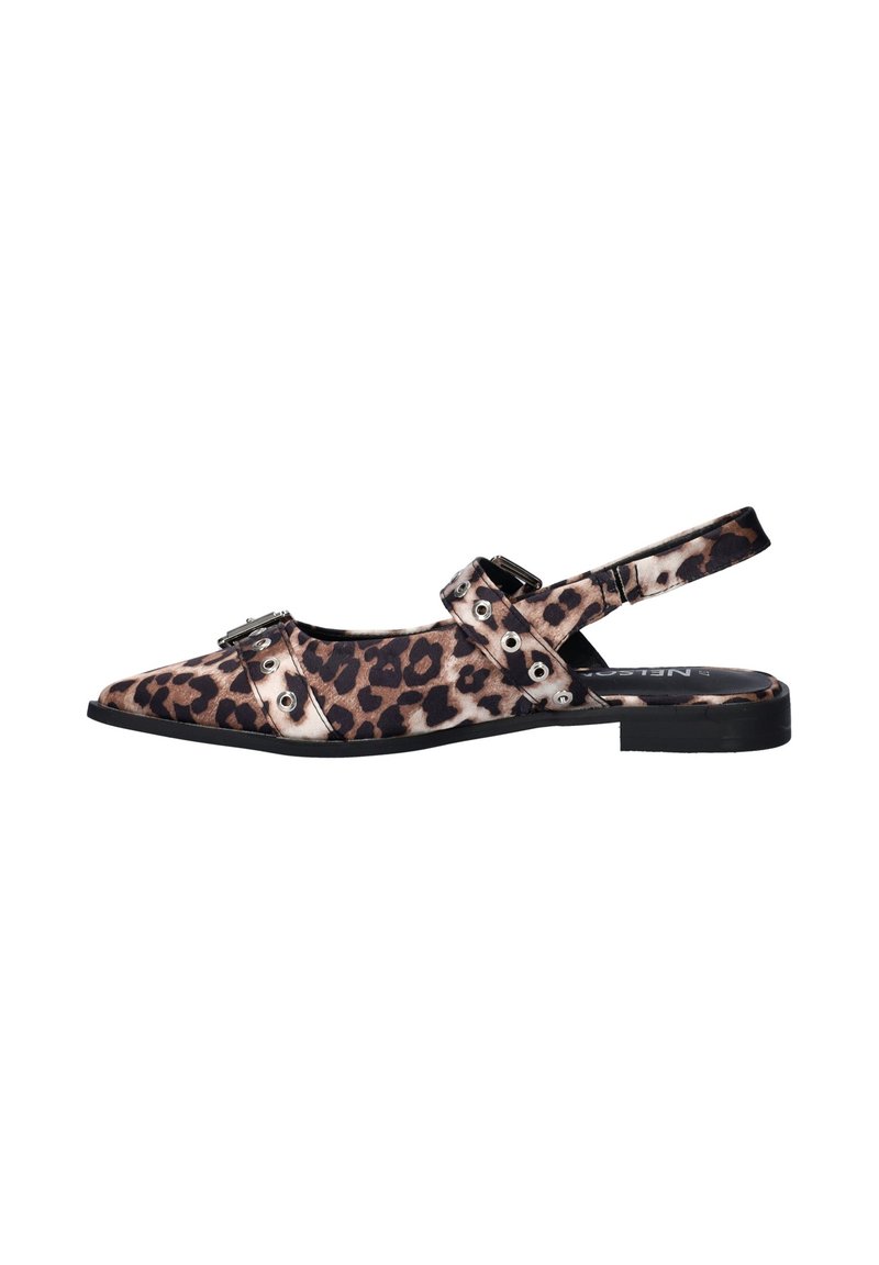 Slingback schoen met luipaardprint, spitse neus, zilveren gespen en kleine zwarte hak. Heeft een bovenwerk van stof en een gladde binnenvoering.