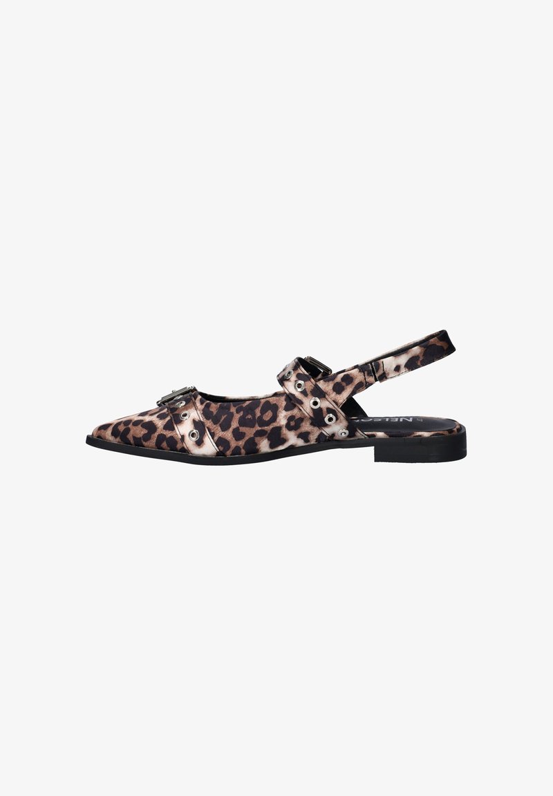 Slingback schoen met luipaardprint, spitse neus, zilveren gespen en kleine zwarte hak. Heeft een bovenwerk van stof en een gladde binnenvoering.