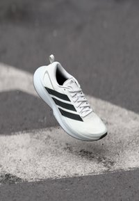 Valimata, footwear white/core black/halo silver-coloured