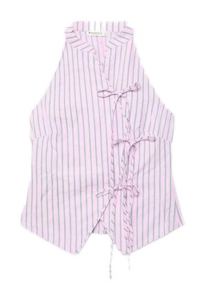 Różowa kamizelka bez rękawów z pionowymi zielonymi paskami i trzema związanymi kokardami z przodu, z kołnierzem i metką wewnątrz dekoltu.