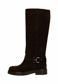 Botte en suede marron, montant jusqu'au genou, avec un bout rond, une large sangle et un détail de boucle métallique, ainsi qu'une semelle en caoutchouc épaisse. Texture douce sur toute la surface.