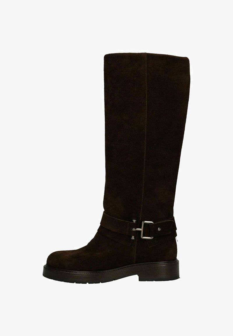 Bruine suède kniehoge laars met een ronde neus, een brede band en metalen gespsluiting, en een stevige rubberen zool. Glad textuur overal.