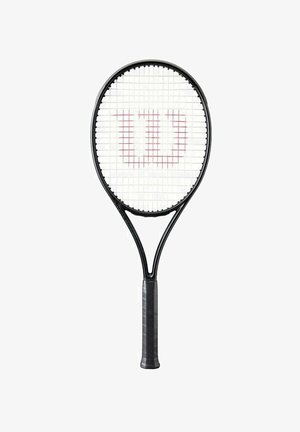 Zwarte tennisracket met een dun, ovaal blad, wit snarenpatroon en een rood "W"-logo. De grip is gestructureerd met een zwarte afwerking.