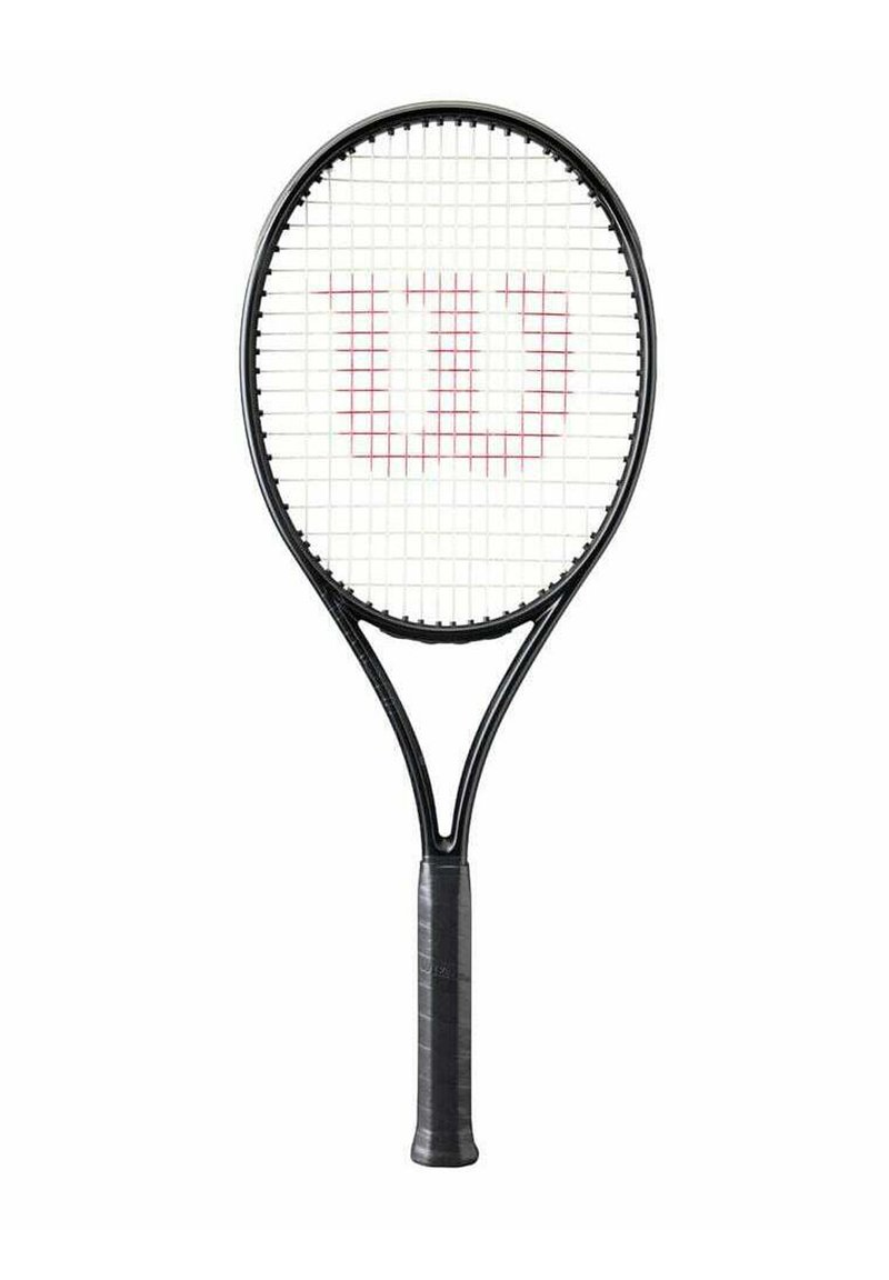 Zwarte tennisracket met een dun, ovaal blad, wit snarenpatroon en een rood "W"-logo. De grip is gestructureerd met een zwarte afwerking.