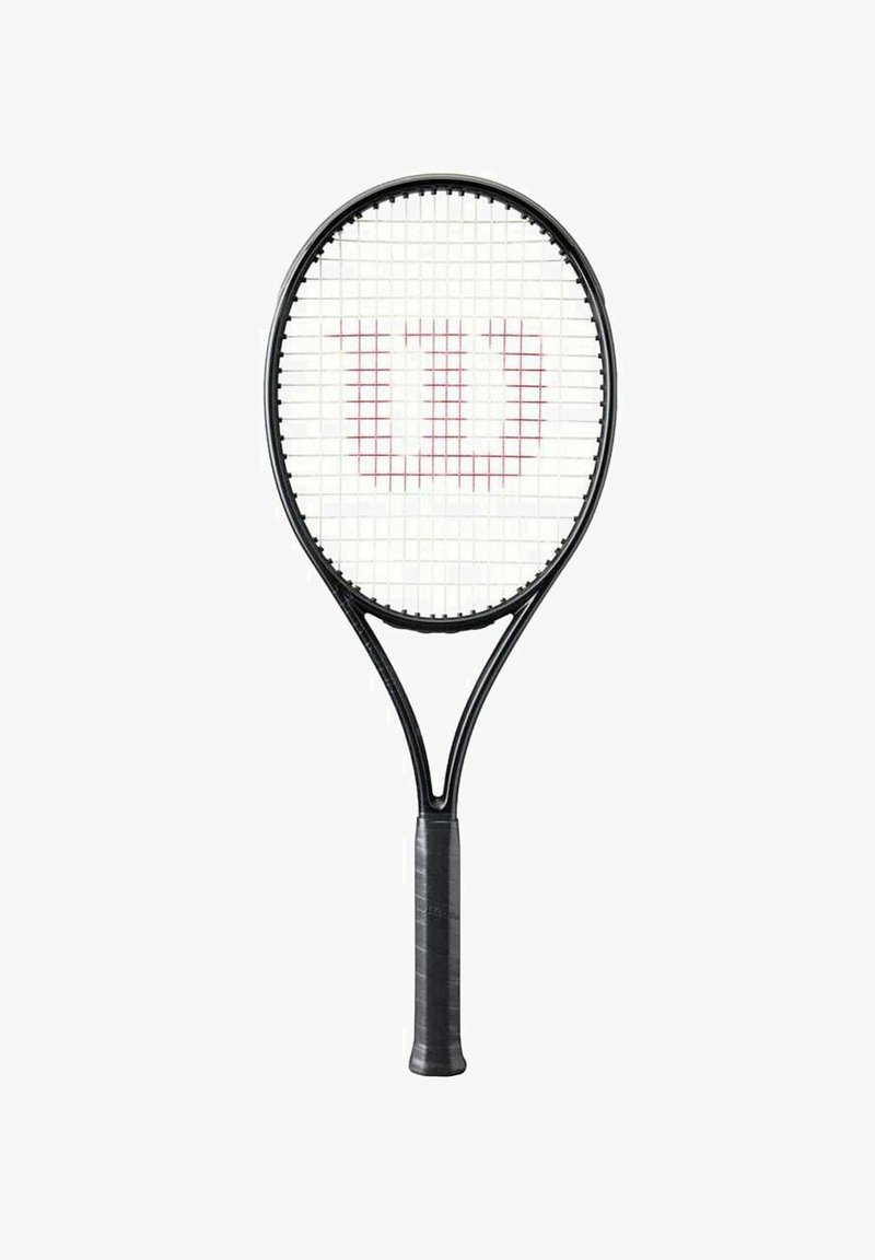 Zwarte tennisracket met een dun, ovaal blad, wit snarenpatroon en een rood "W"-logo. De grip is gestructureerd met een zwarte afwerking.