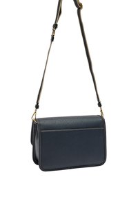 Ciemnoniebieska skórzana torba crossbody z teksturowaną powierzchnią, złotymi detalami i jedną regulowaną rączką. Posiada wzór na przednim panelu.