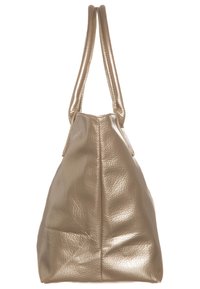 Borsa tote in pelle beige lucida con due manici lunghi, superficie texturizzata e finitura leggermente a ciottoli, vista di lato.
