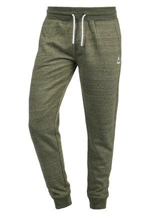 Olive roheline jogger, mis on valmistatud tekstureeritud kangast, millel on valged detailid ja väikene logo säärel, ning reguleeritav vöökoht.