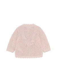 Ljust rosa stickad cardigan med en lös, öppen väv, vågiga kanter och långa ärmar som visar en mjuk textur och avslappnad design.