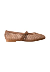 Chaussure plate marron à bout pointu, dessus en tissu mesh et une bride unique avec une boucle métallique sur le dessus.