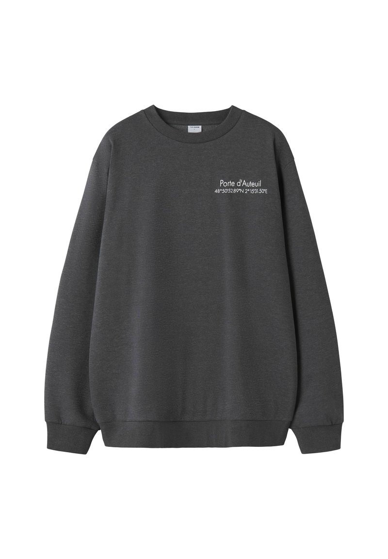 Szara bluza wykonana z bawełnianej mieszanki, z okrągłym dekoltem, długimi rękawami oraz nadrukowanym tekstem na piersi z współrzędnymi geograficznymi.