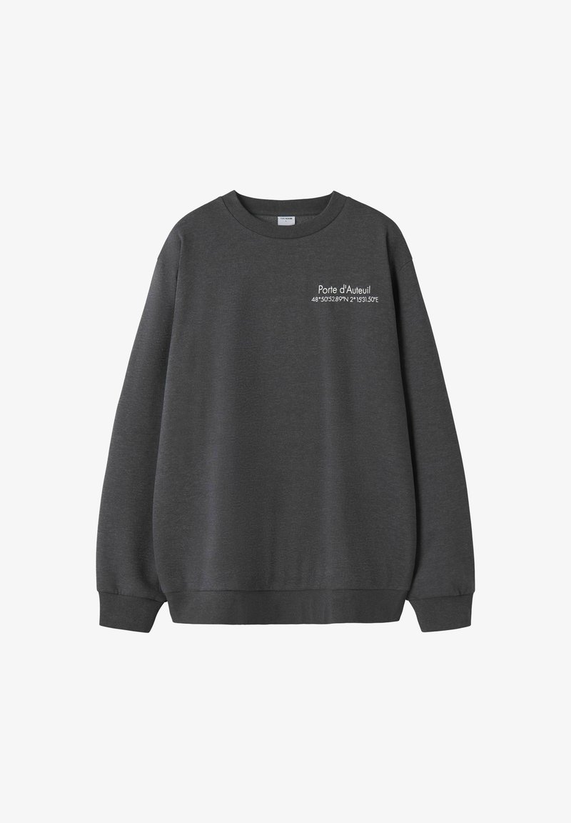 Szara bluza wykonana z bawełnianej mieszanki, z okrągłym dekoltem, długimi rękawami oraz nadrukowanym tekstem na piersi z współrzędnymi geograficznymi.