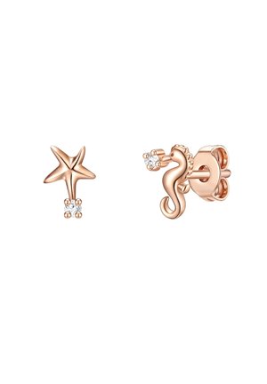 Pendientes de oro rosa con diseño de caballito de mar y estrella de mar, cada uno adornado con gemas claras, mostrando texturas detalladas.