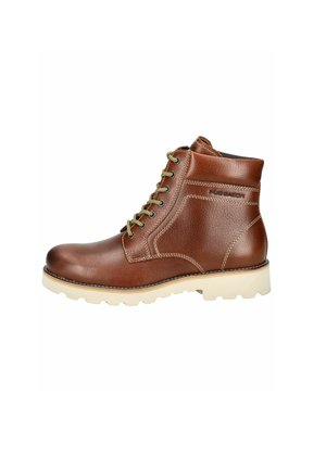 Bottine en cuir marron avec une finition texturée, bout rond, œillets dorés et semelle en caoutchouc blanche ; présente des accents de couture et un détail de logo.