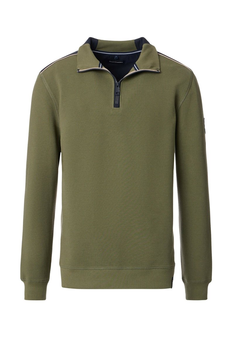 Grön pullovertröja med dragkedja i kragen, ribbad textur, marinblå detaljer på kragen och axlarna, samt logotypdetalj på ärmen.