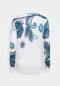 Biały sweter z długimi rękawami, zdobiony wzorami paisley w odcieniach teal i granatu, z teksturowanym wykończeniem oraz ściągaczami na rękawach i na dole.