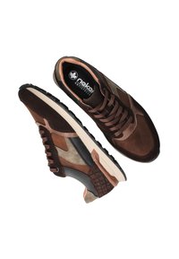 Scarpe sportive marroni realizzate con materiali misti tra cui camoscio e rete. Presentano un tallone testurizzato, lacci e un design multicolore.
