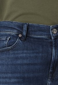 Mørkeblå denimjeans med en glatt tekstur, med rett snitt, fem lommer og metallknapp som lukking i livet.