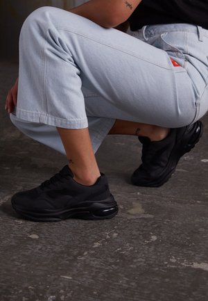 Trainers - black