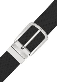 Schwarzer synthetischer Gürtel mit einer glänzenden silbernen rechteckigen Schnalle, die über eine strukturierte Griffoberfläche und ein glattes Finish am Verschluss verfügt.