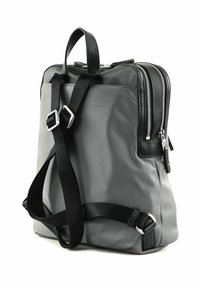 Sac à dos en nylon gris avec des accents en cuir noir, deux compartiments zippés, des bretelles réglables et une poignée supérieure pour le transport.