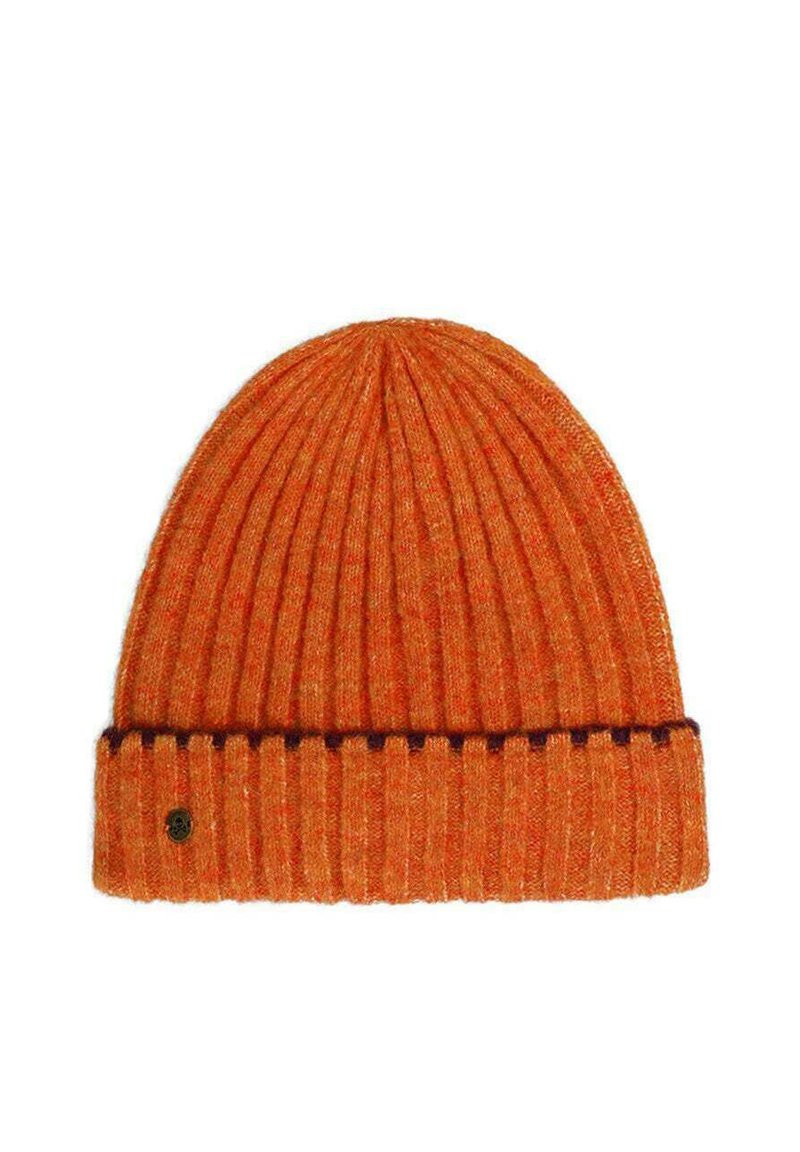 Gorro de punto acanalado naranja con una banda más oscura y un parche decorativo de logo. Textura suave, parte superior redondeada y ajuste ceñido para mantener el calor.