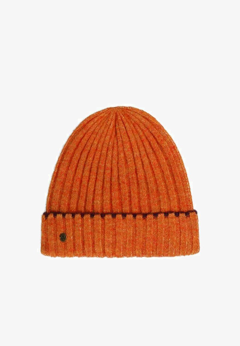 Gorro de punto acanalado naranja con una banda más oscura y un parche decorativo de logo. Textura suave, parte superior redondeada y ajuste ceñido para mantener el calor.