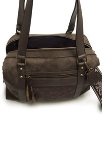 Borsa a mano in pelle marrone con motivo trapuntato, doppie cerniere e tracolla regolabile. Presenta frange e accenti in tessuto a contrasto.