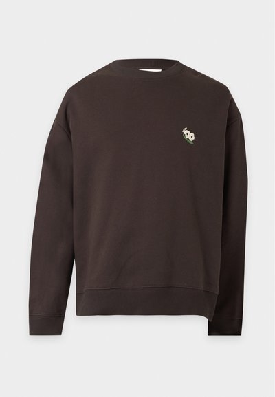 Sweat-shirt marron foncé à manches longues et col rond, avec une petite broderie de fleur blanche sur le côté gauche de la poitrine. Poignets et ourlet côtelés.