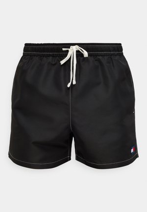 Črne kopalne kratke hlače z elastičnim pasom in belim vrvico za zavezovanje. Imajo bele šive in majhen logotip na robu.