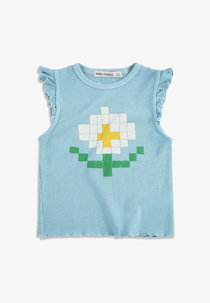 Světle modrý pletený top bez rukávů s volánkovými rameny a pixelovým motivem bílého, žlutého a zeleného květu na přední straně.