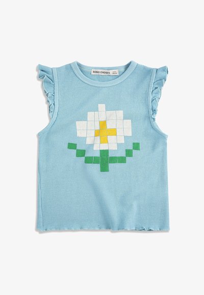 Lyseblå ærmeløs strikbluse med flæser ved skuldrene og et pixeleret blomsterdesign i hvid, gul og grøn på forsiden.