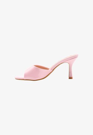 Mule rosa lucido con punta aperta, tacco sottile di altezza media e tomaia liscia e curva, mostrato su sfondo bianco.