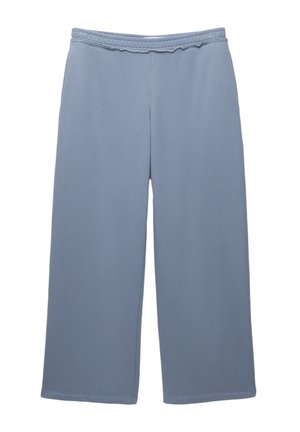 Pantaloni largi, de culoare albastru deschis, dintr-un material moale. Au o talie elastică și nu prezintă modele sau accesorii vizibile.