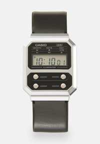 Montre numérique avec un cadran noir rectangulaire, une lunette en argent et un bracelet en cuir noir. Dispose de deux boutons et d'un écran LCD affichant l'heure.