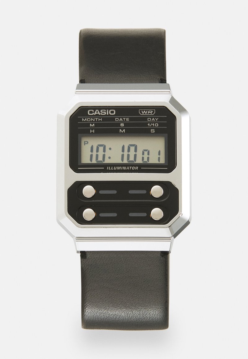 Montre numérique avec un cadran noir rectangulaire, une lunette en argent et un bracelet en cuir noir. Dispose de deux boutons et d'un écran LCD affichant l'heure.
