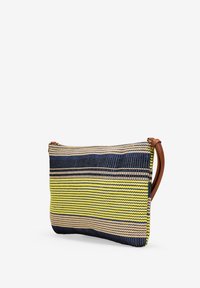 Bolso de mano tejido multicolor con rayas horizontales en amarillo, azul y beige. Presenta una correa de muñeca de cuero marrón y cierre de cremallera.